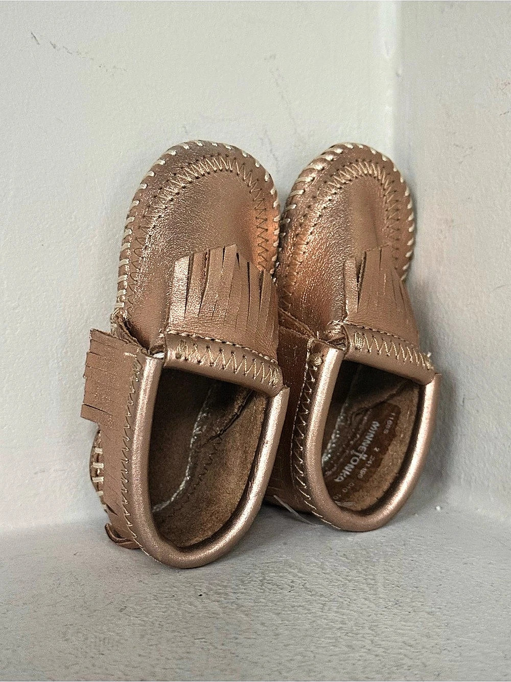 Minnetonka Freshly Picked Leather Baby Girl Moccasin Size 2 Like New Rose Gold F